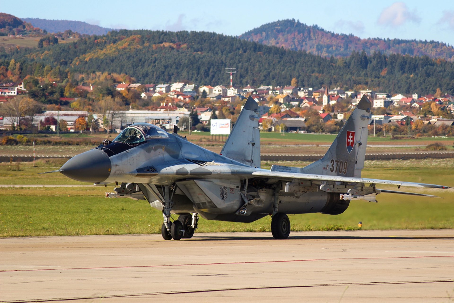 Словаччина передала Україні 13 обіцяних винищувачів МиГ-29