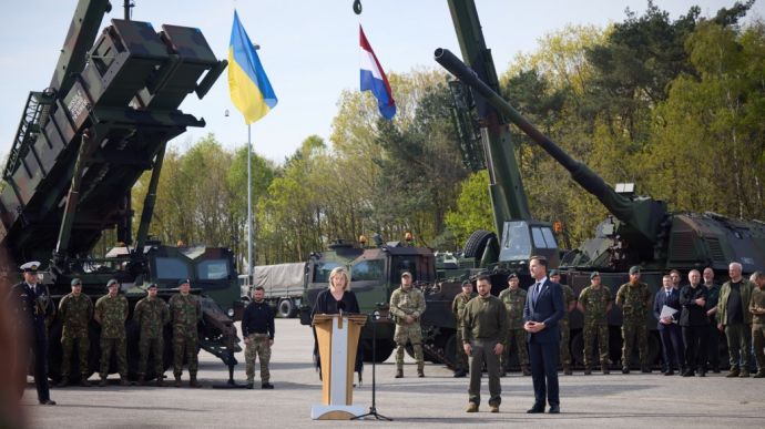 У Нідерландах показали ЗРК Patriot, артилерію і бронемашини, які поїдуть в Україну
